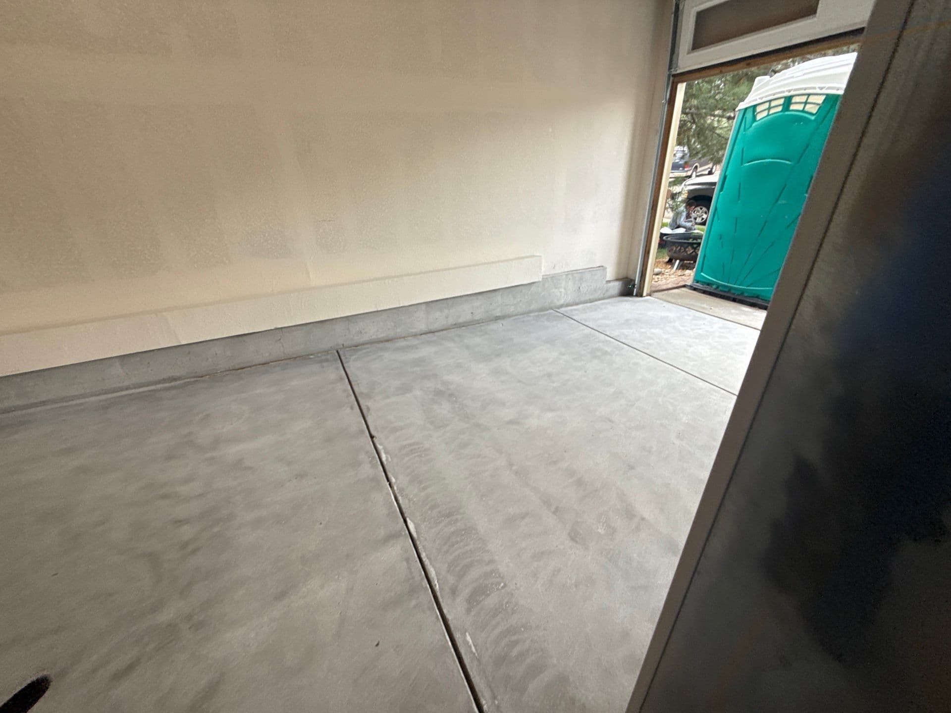Gallery photos for Stunning Garage Transformation with Epoxy Flooring: Image #2