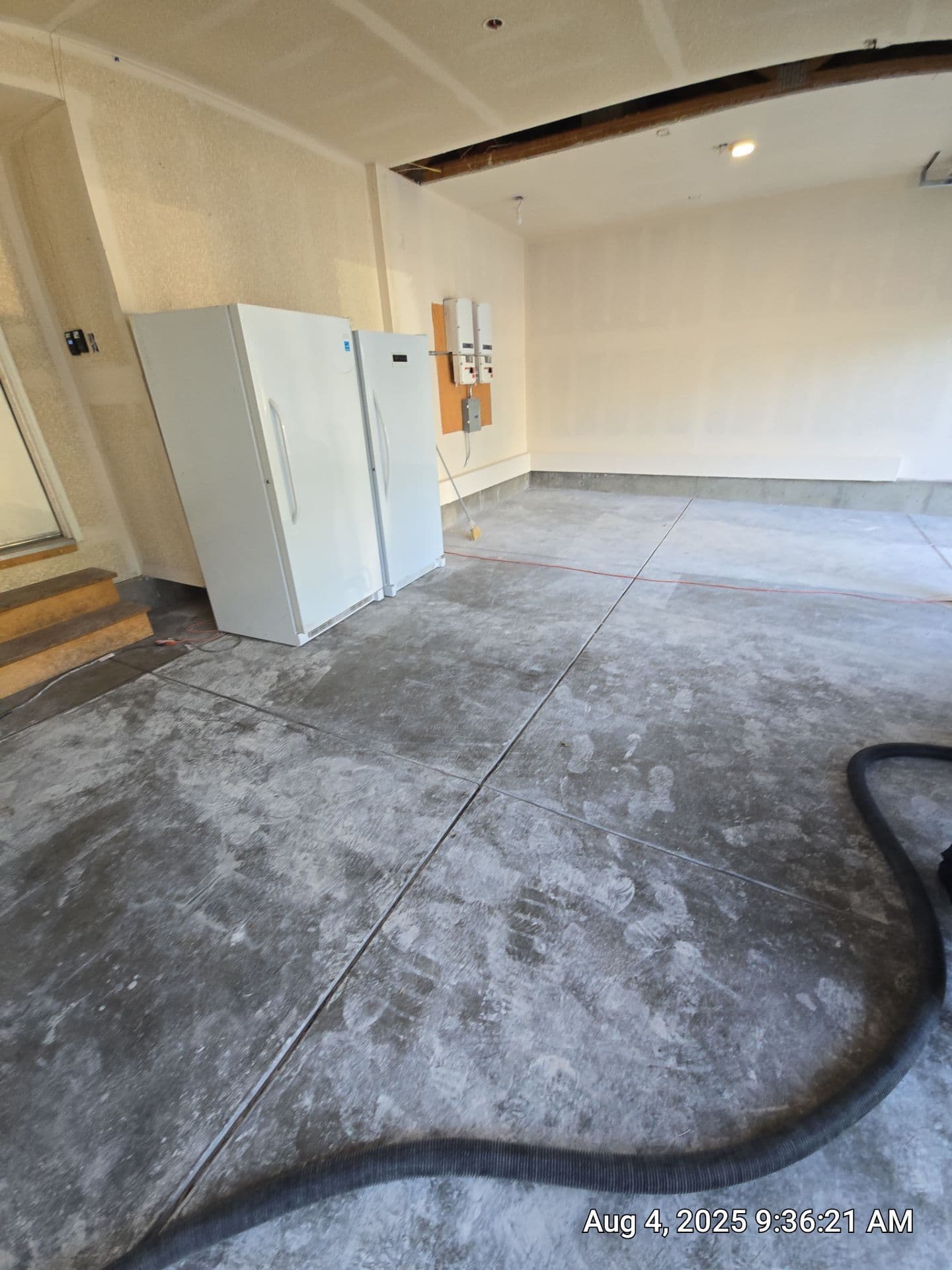 Gallery photos for Stunning Garage Transformation with Epoxy Flooring: Image #4