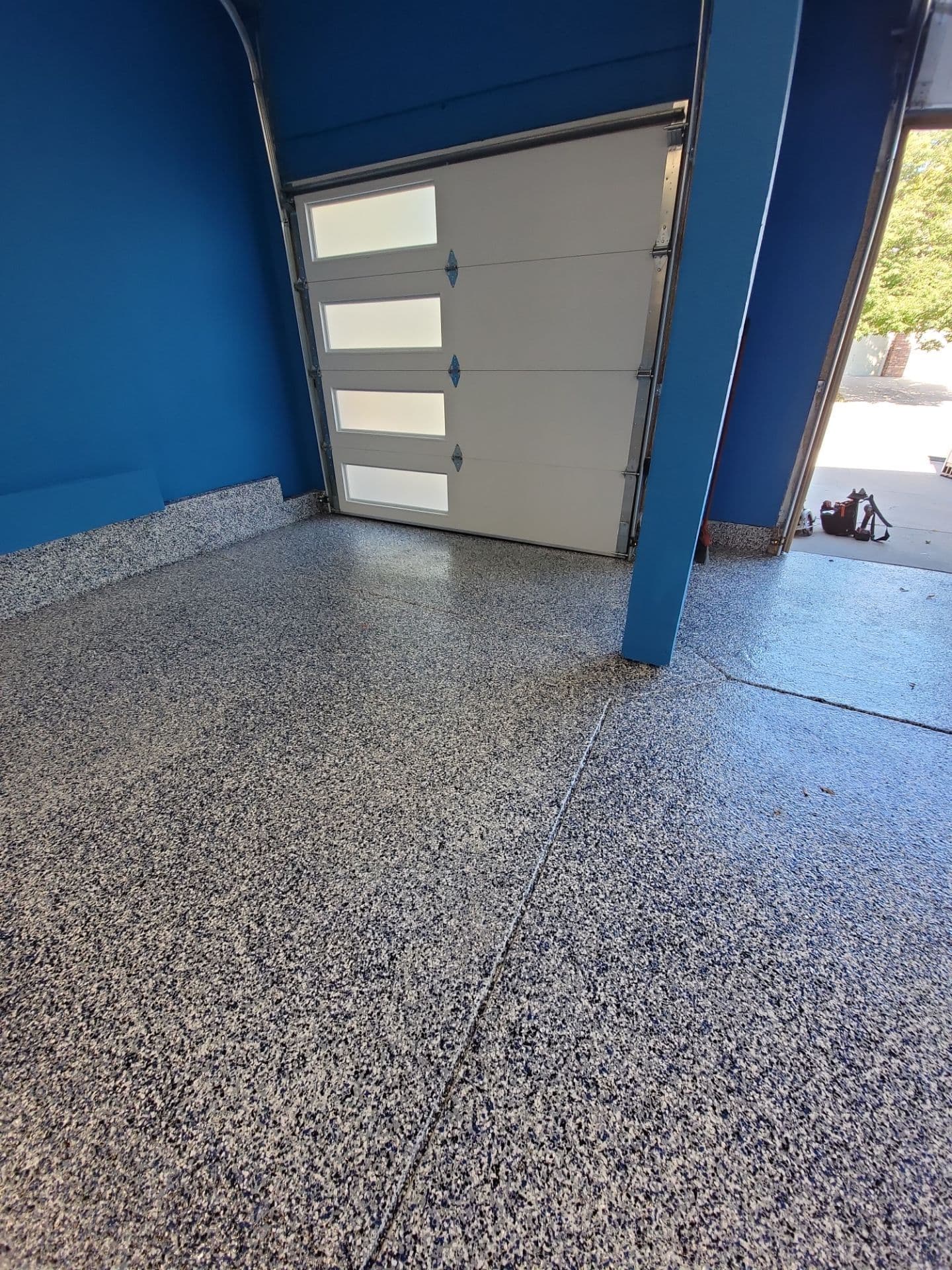Gallery photos for Stunning Garage Transformation with Epoxy Flooring: Image #10