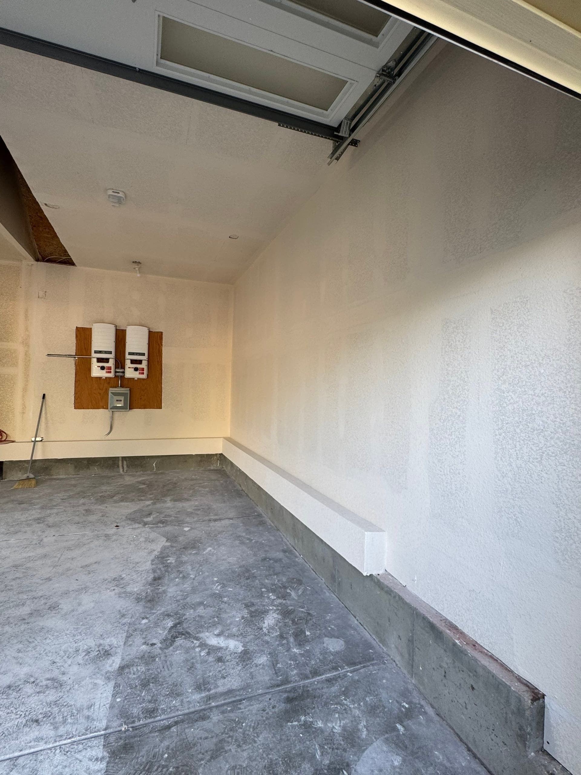 Gallery photos for Stunning Garage Transformation with Epoxy Flooring: Image #12