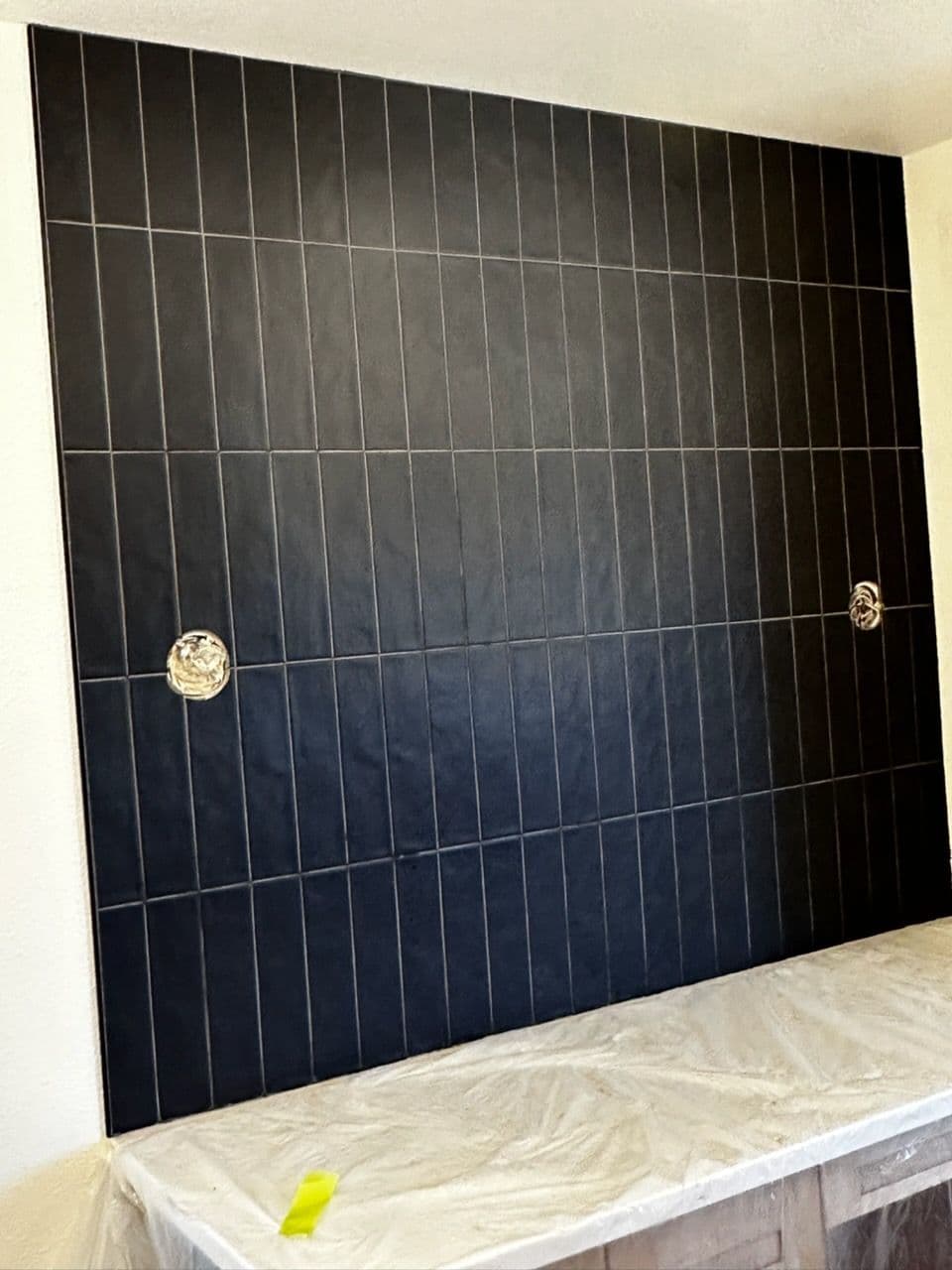 Gallery photos for Stylish Dark Tile Backsplash Installation: Image #1